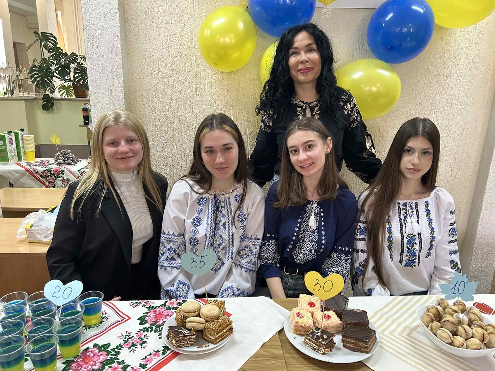 Фото на згадку про благодійний ярмарок. Завідувач кафедри соціальної роботи та менеджменту соціокультурної діяльності Сорока О.В. та майбутні соціальні працівники